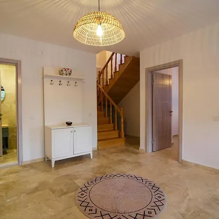 Comfortable 3-bedroom With Pool And Garden 카스