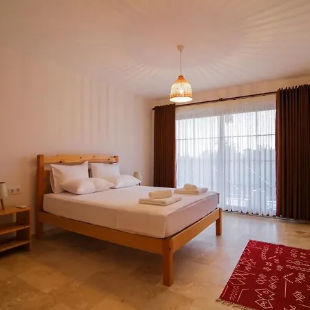 Comfortable 3-bedroom With Pool And Garden 카스
