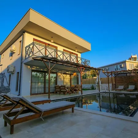 Comfortable 3-bedroom With Pool And Garden וילה