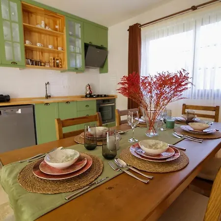 וילה Comfortable 3-bedroom With Pool And Garden *