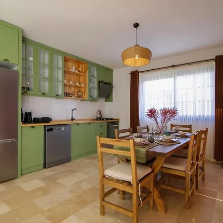 Comfortable 3-bedroom With Pool And Garden וילה