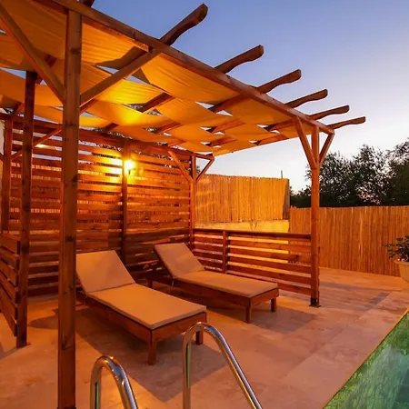 וילה Comfortable 3-bedroom With Pool And Garden קס