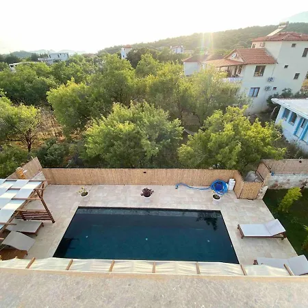 Comfortable 3-bedroom With Pool And Garden קס