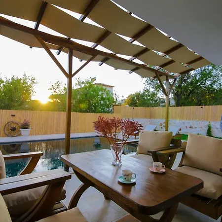 וילה Comfortable 3-bedroom With Pool And Garden