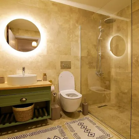 Comfortable 3-bedroom With Pool And Garden וילה