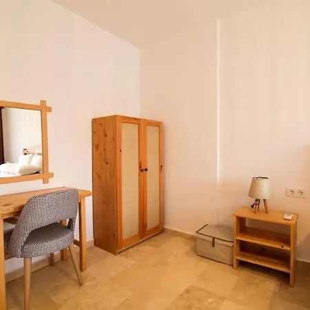 Comfortable 3-bedroom With Pool And Garden קס