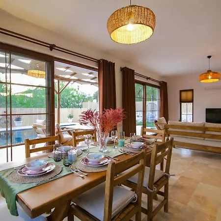 Comfortable 3-bedroom With Pool And Garden קס