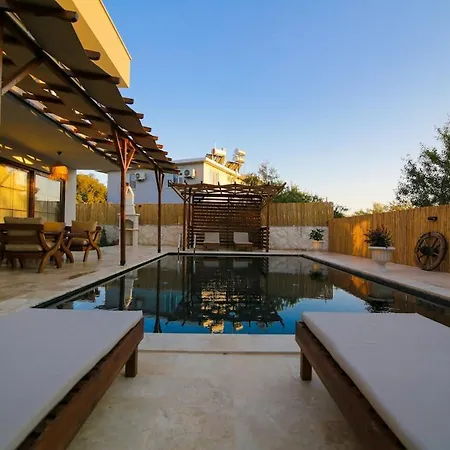 Comfortable 3-bedroom With Pool And Garden וילה *