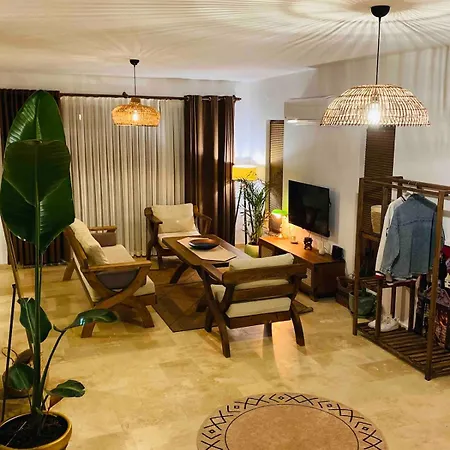 וילה Comfortable 3-bedroom With Pool And Garden קס