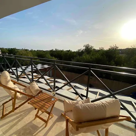 Comfortable 3-bedroom With Pool And Garden וילה